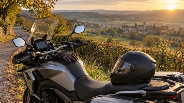 Casque intégral posé sur la selle d’une moto garée au bord d’une route de campagne